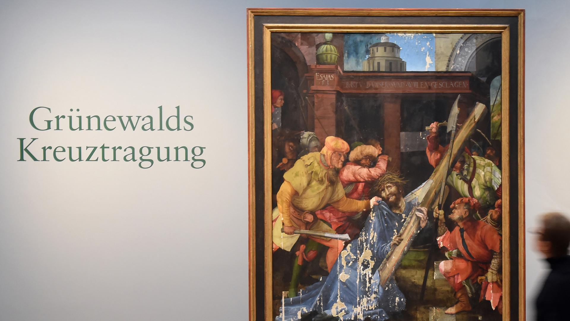 Eine Besucherin der Staatlichen Kunsthalle Karlsruhe betrachtet das Werk "Kreuztragung Christi". Mathis Gothart Nithart - genannt Grünewald - hat es um 1523/25 gemalt. Seit einigen Jahren wird das Werk restauriert.
