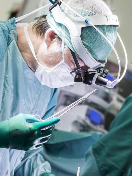 Ärzte bei einer Herzoperation im Operationssaal.