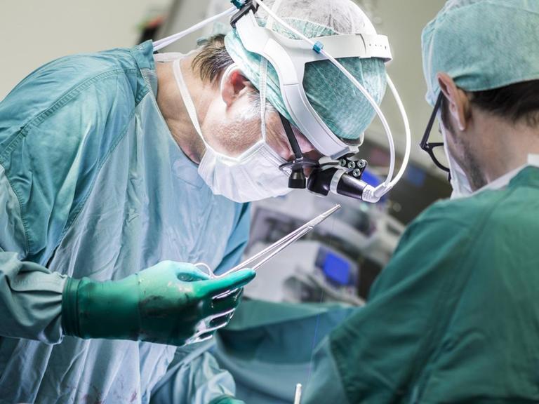 Ärzte bei einer Herzoperation im Operationssaal.