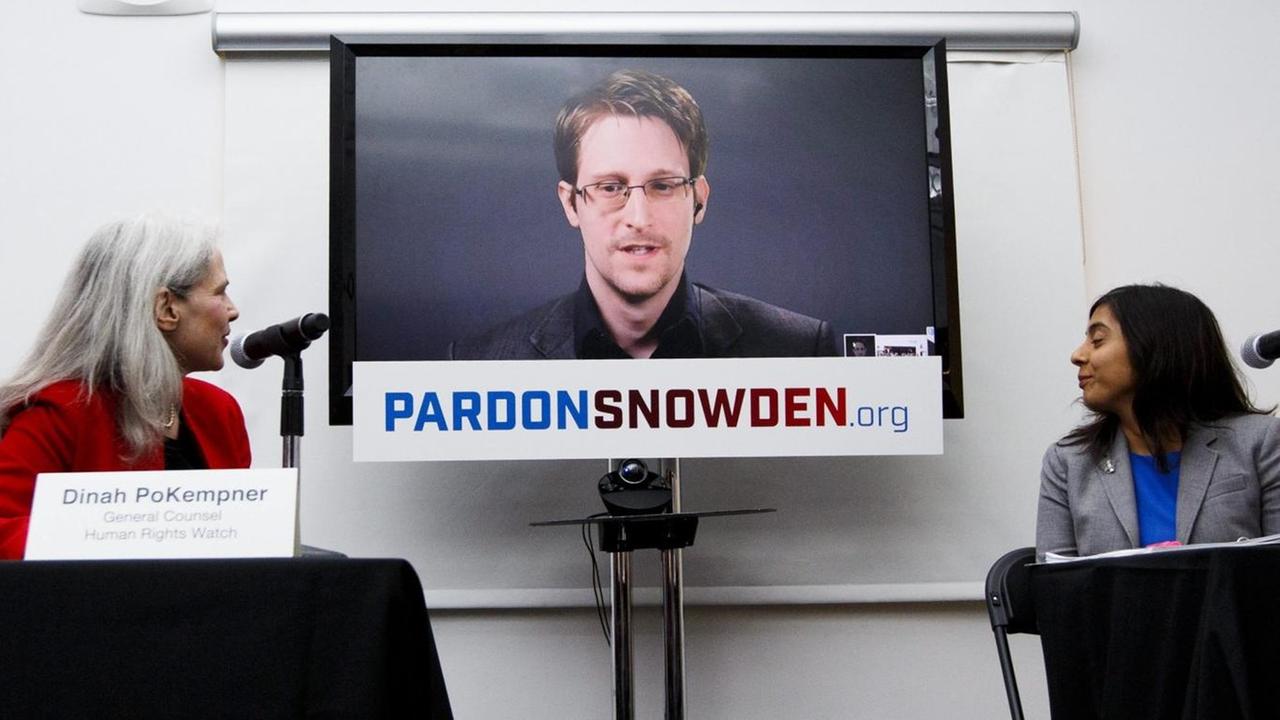 Zur Pressekonferenz der Kampagne "Pardon Snowden" wurde Whistleblower Snowden per Video aus Russland zugeschaltet. Menschenrechtsorganisationen und prominente Unterstützer fordern Straffreiheit für Snowden.