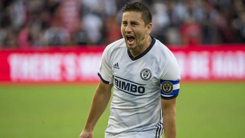 Alejando Bedoya griff im Punktspiel in der Major League Soccer nach seinem Tor für Philadelphia zum Mikro.
