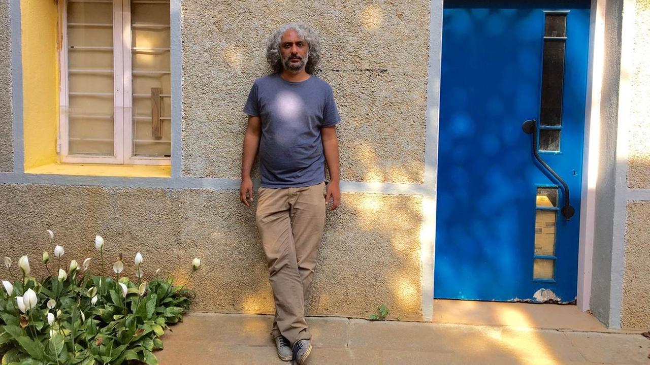 Yashas Shetty vor der Tür der Kunsthochschule Srishti in Bangalore