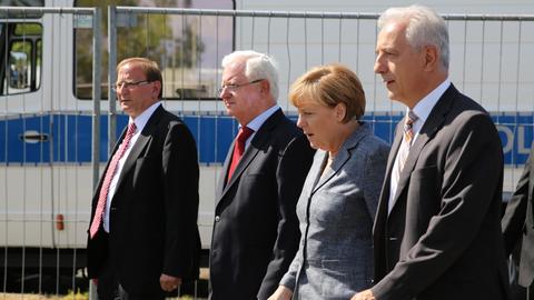 Bundeskanzlerin Angela Merkel besucht gemeinsam mit Sachsens Ministerpräsident Stanislaw Tillich, DRK-Präsident Rudolf Seiters und Heidenaus Bürgermeister Jürgen Opitz die Flüchtlingsunterkunft im sächsischen Heidenau.