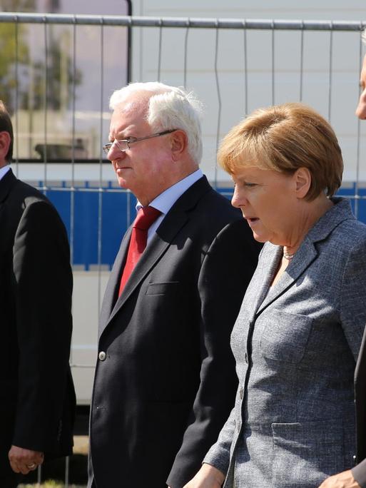 Bundeskanzlerin Angela Merkel besucht gemeinsam mit Sachsens Ministerpräsident Stanislaw Tillich, DRK-Präsident Rudolf Seiters und Heidenaus Bürgermeister Jürgen Opitz die Flüchtlingsunterkunft im sächsischen Heidenau.