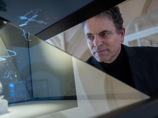 Impfstoff-Entwickler und Curevac-Gründer Ingmar Hoerr im Schlosslabor Tübingen vor einer Darstellung einer DNA