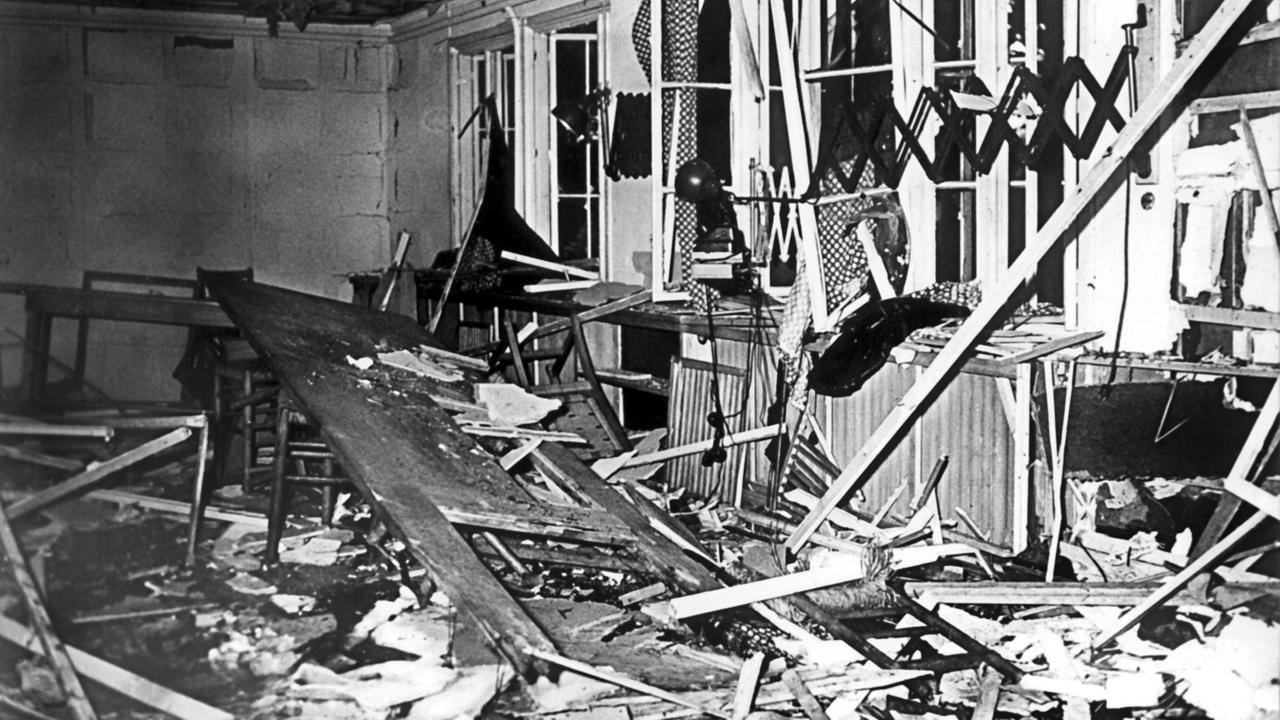 Blick in den zerstörten Raum in der Karten-Baracke im Führerhauptquartier in Rastenburg. 