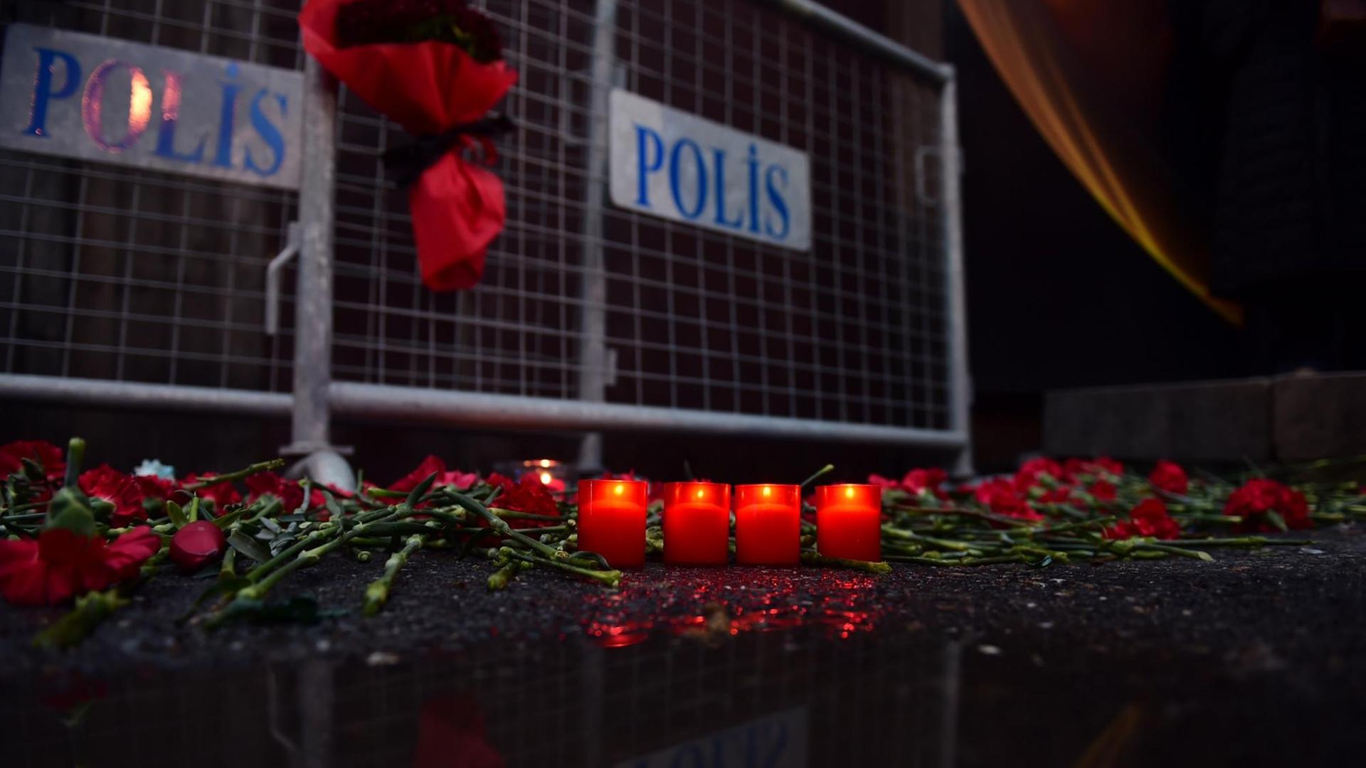Blumen liegen an einer Polizeiabsperrung vor dem Nachtclub "Reina" in Istanbul.