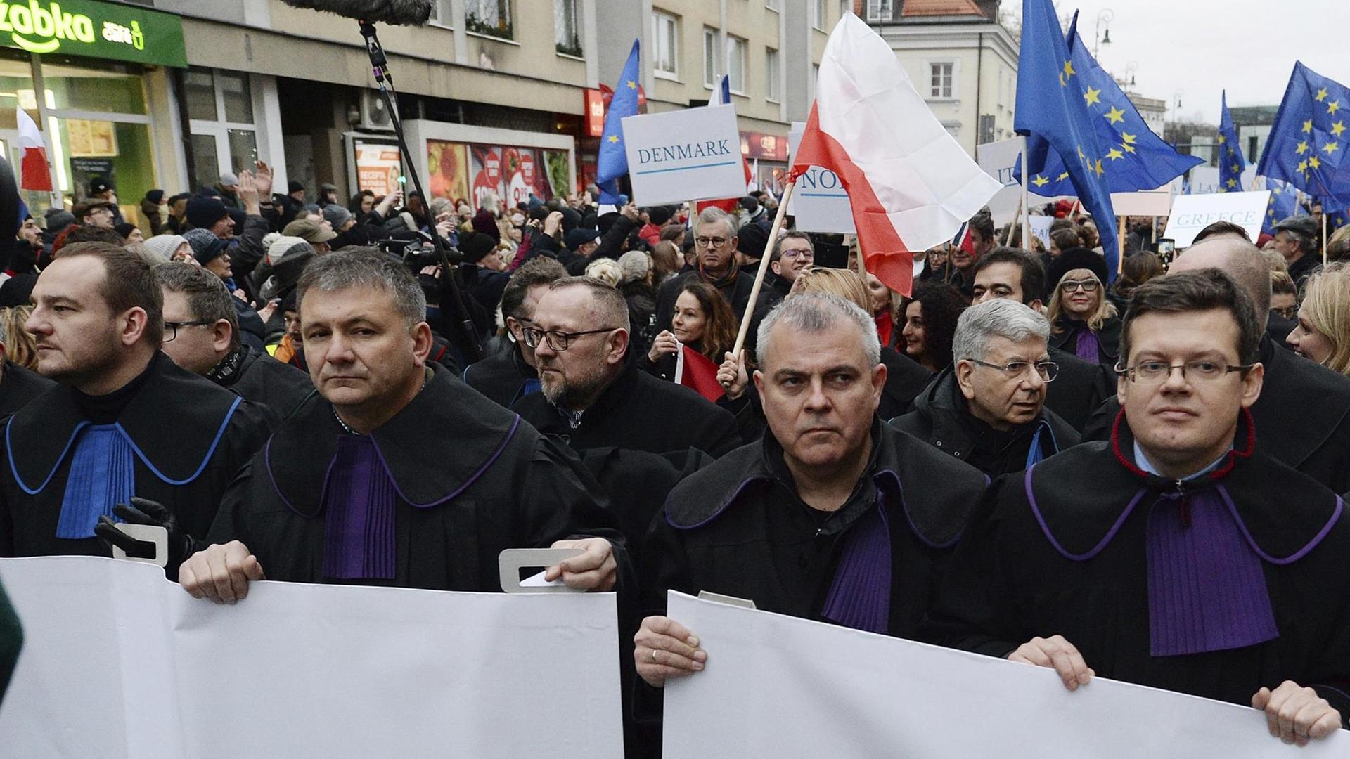Das Foto zeigt Richter und Rechtsanwälte aus ganz Europa, viele von ihnen in ihren Richterroben gekleidet. Sie marschieren schweigend durch Warschau/Polen.