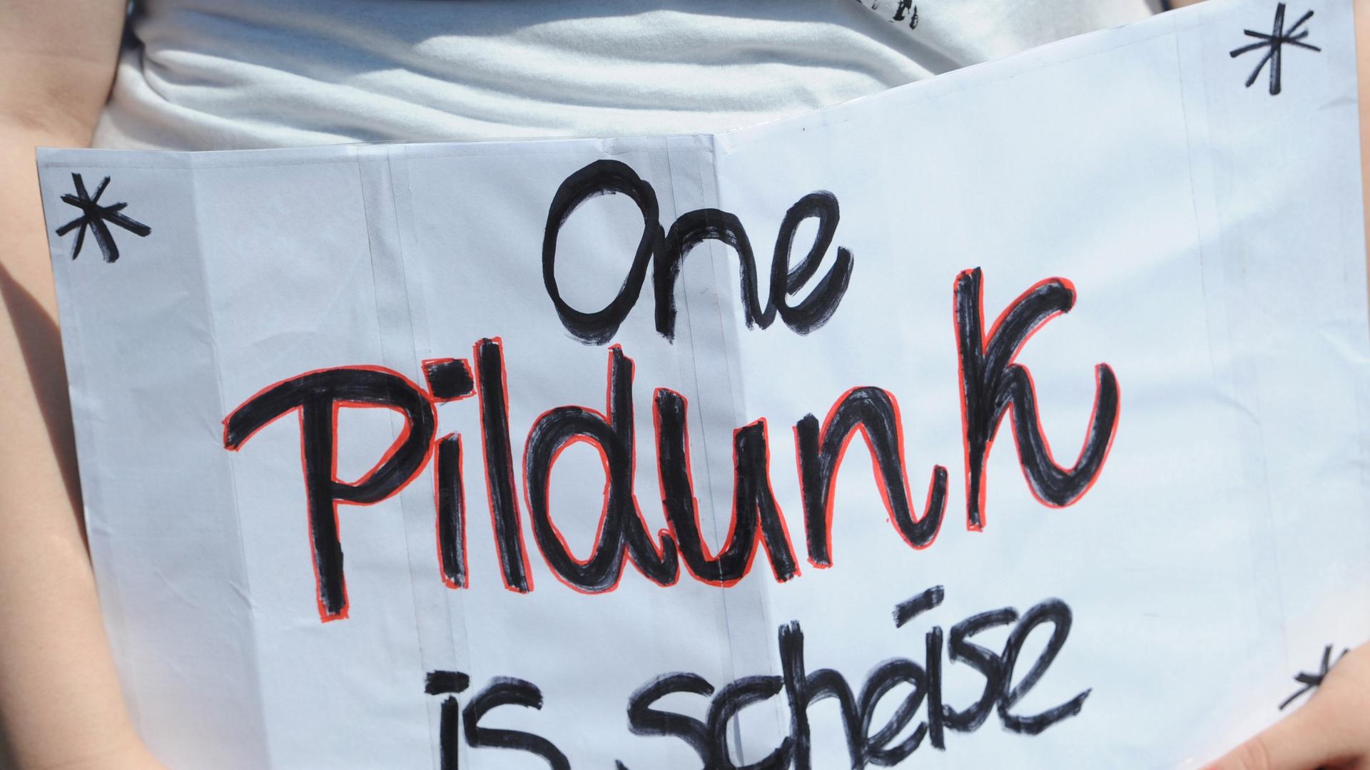 Studenten demonstrieren am 20.05.2014 vor dem Max-Planck-Institut für Plasmaphysik in Greifswald (Mecklenburg-Vorpommern) gegen die Unterfinanzierung der Hochschulen. Auf einem Plakat steht: "One Pildunk is scheise".