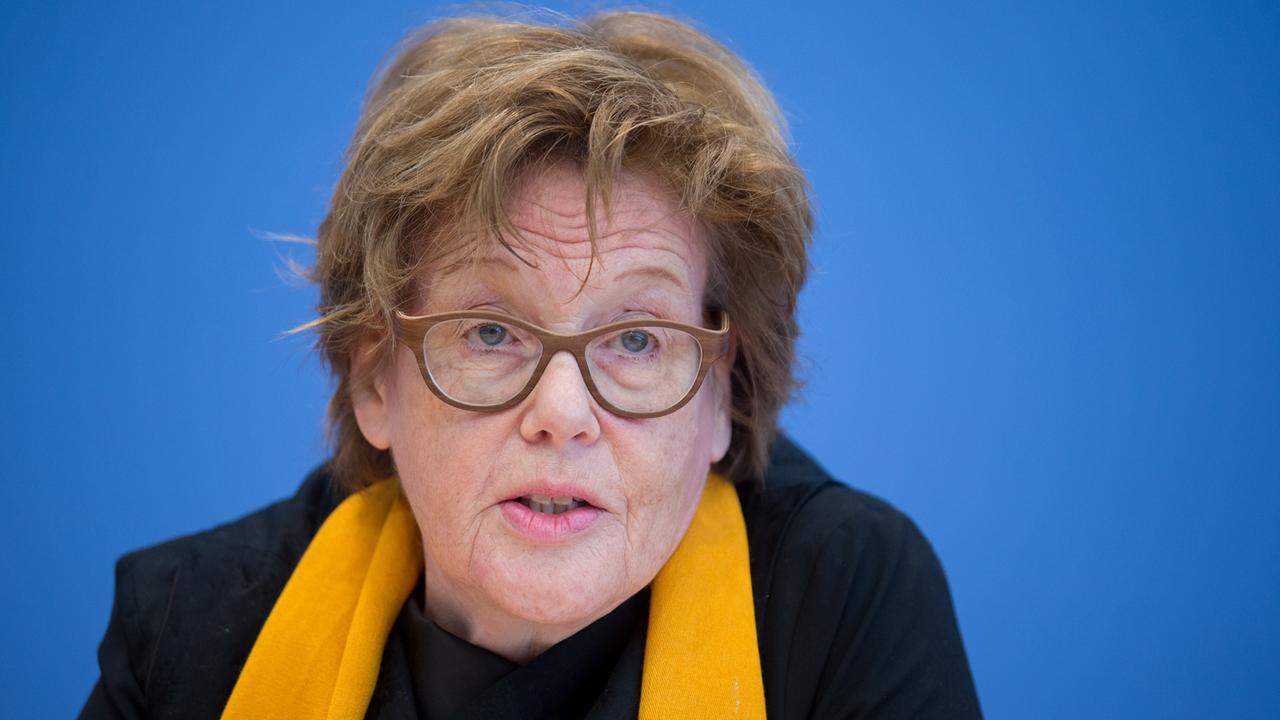Die Präsidentin von Brot für die Welt, Cornelia Füllkrug-Weitzel, spricht am 17.02.2016 in der Bundespressekonferenz in Berlin über Fluchtursachen.