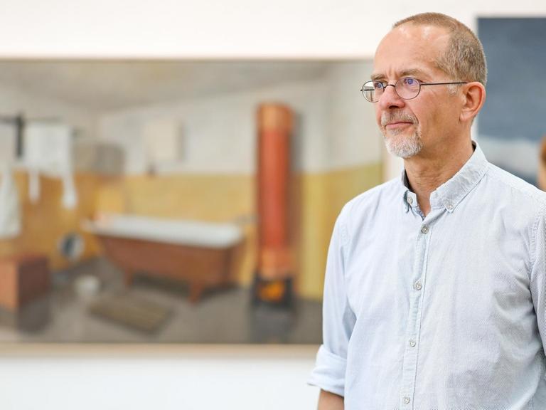 Der Maler Axel Krause steht in seinem Atelier in Leipzig, aufgenommen im Juni 2019