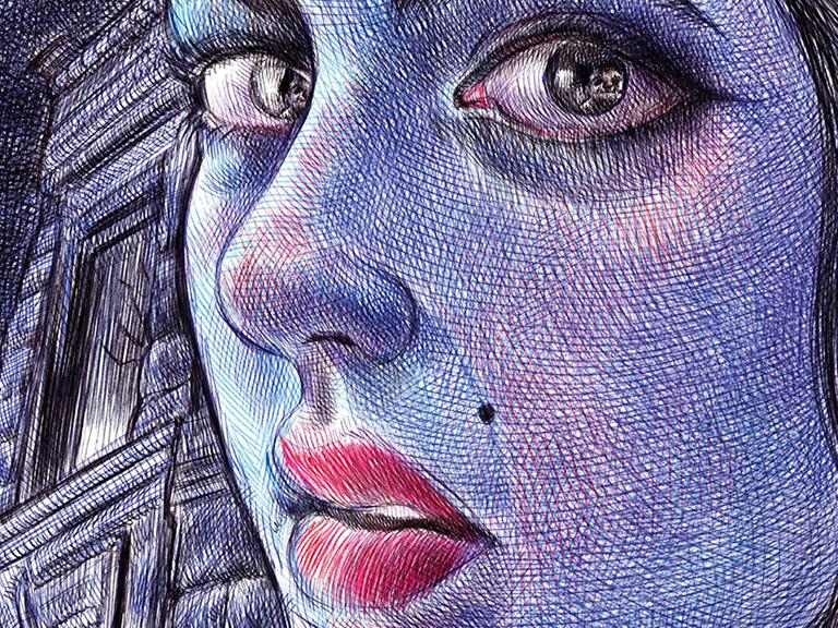 Ausschnitt aus dem Cover: Eine Frau mit blau schraffierter Haut blickt einen an. Im Hintergrund ist Architektur mit gruseliger Stimmung.