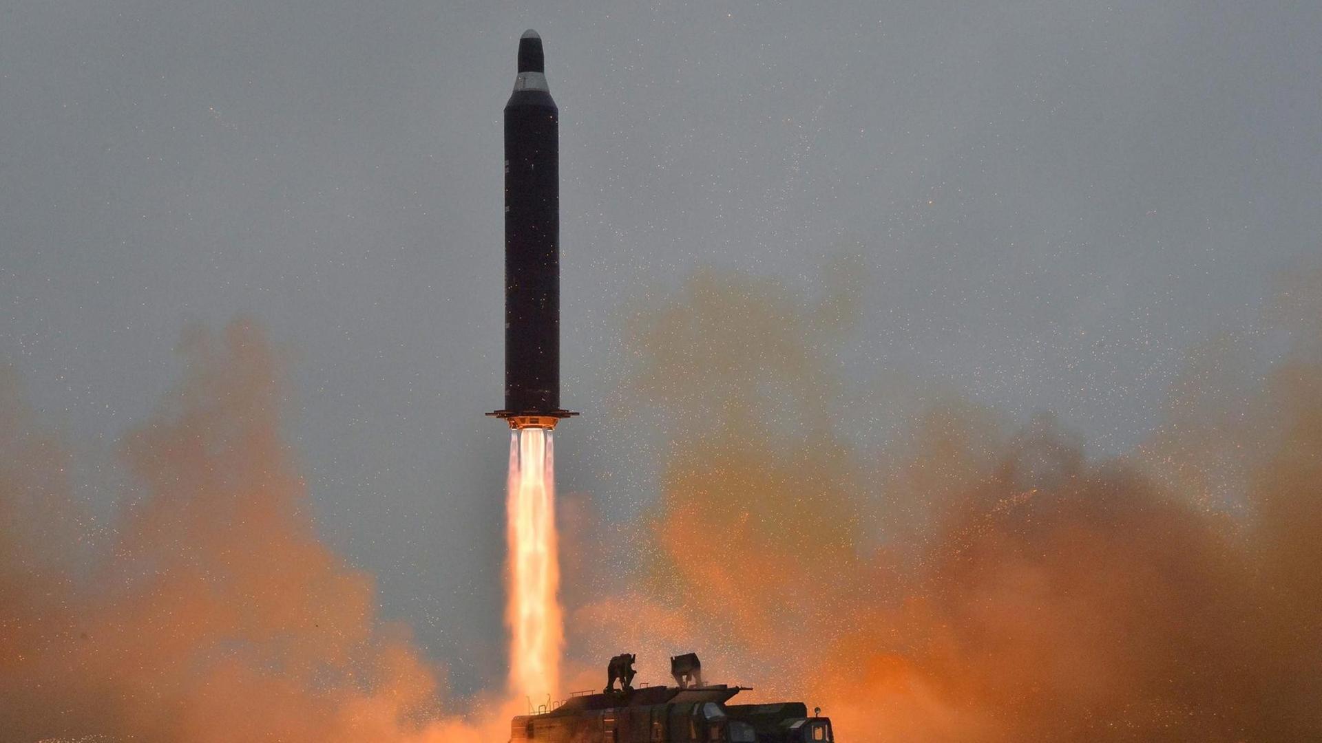Eine Rakete der Bauart Hwasong-10 startet in Norkorea.