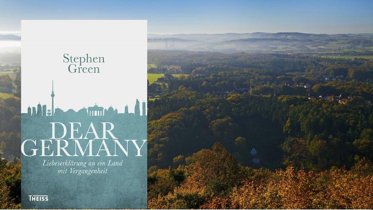 Das Buchcover "Dear Germany. Liebeserklärung an ein Land mit Vergangenheit" von Stephen Green. Im Hintergrund: Blick über das Wesergebirge bei Porta Westfalica im Herbst bei leichtem Nebel