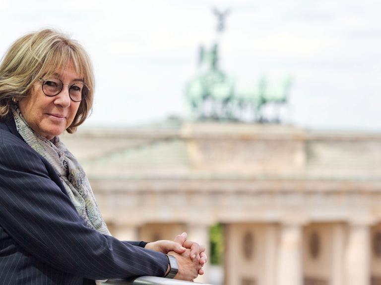 Jeanine Meerapfel, die neue Präsidentin der Akademie der Künste, auf einer Terrasse der Akademie vor der Kulisse des Brandenburger Tors in Berlin, aufgenommen am 31.05.2015 in Berlin.