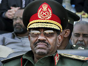 Sudans Präsident Omar al-Baschir nimmt in Khartum eine Militärparade ab.