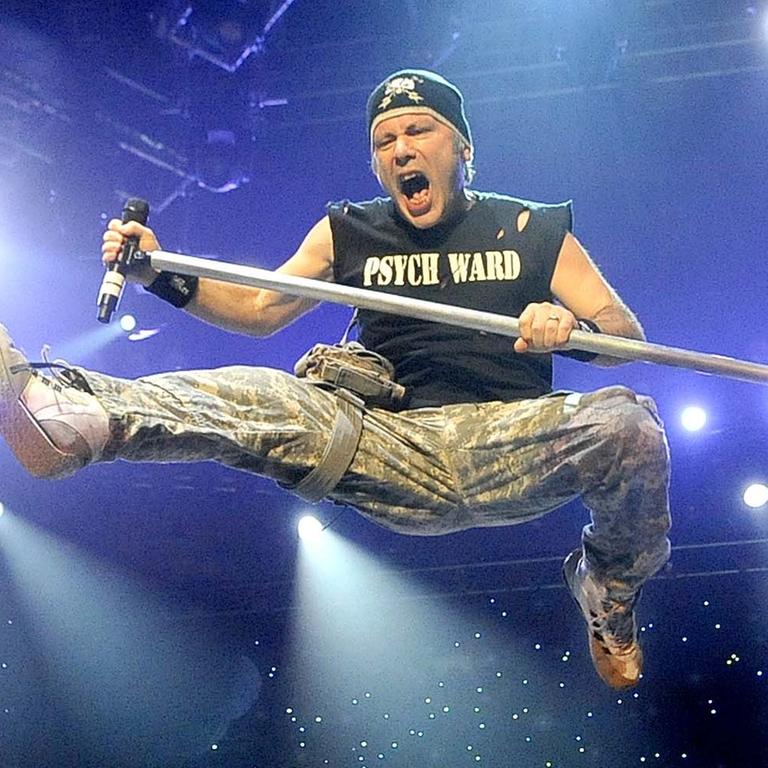 Musik - Iron Maiden, Oasis, Phil Collins, Billy Idol werden in Rock and Roll Hall of Fame aufgenommen