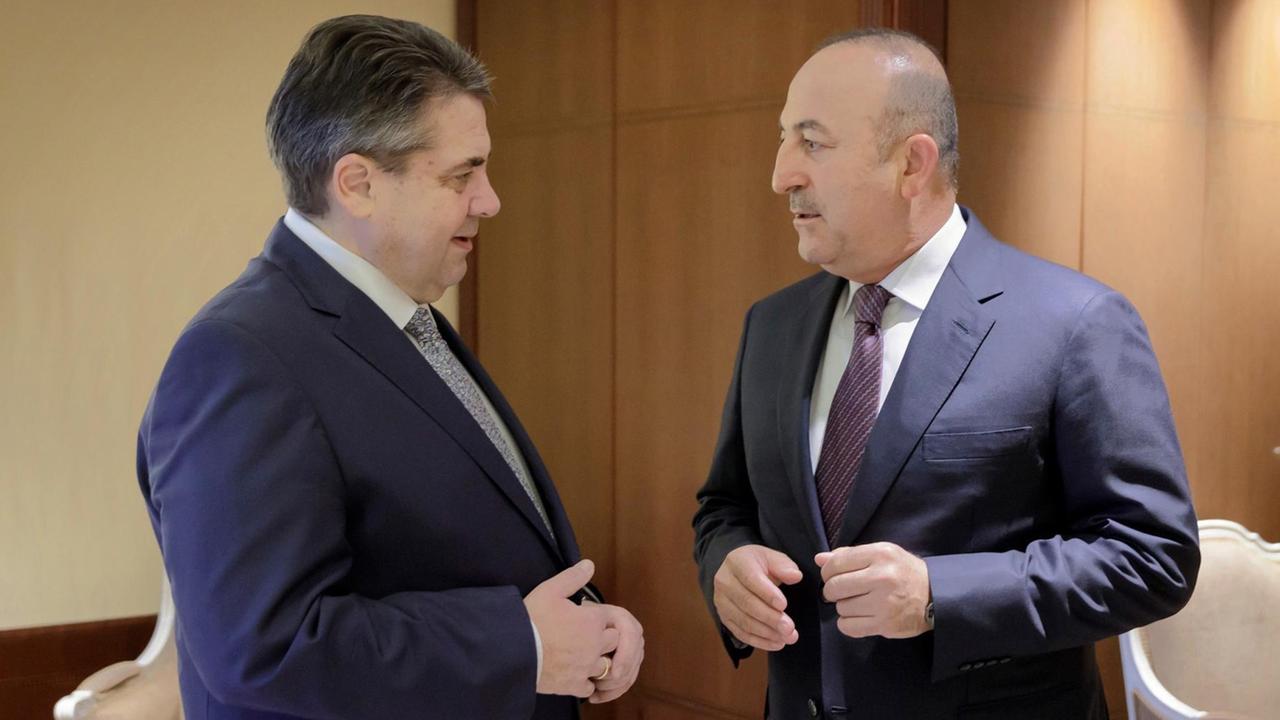 Bundesaußenminister Sigmar Gabriel (l) und sein türkischer Amtskollegen Mevlüt Cavusoglu stehen einander gegenüber und reden.
