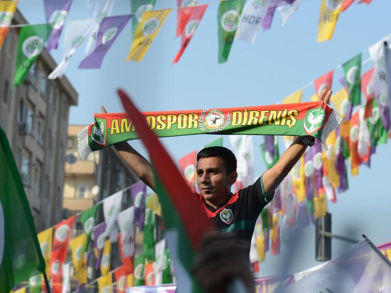 Fan des kurdischen Fußballvereins Amed SK (Amedspor) aus Diyarbakır
