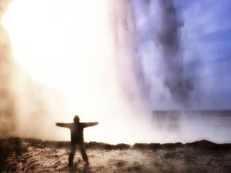 Mann an einem Wasserfall