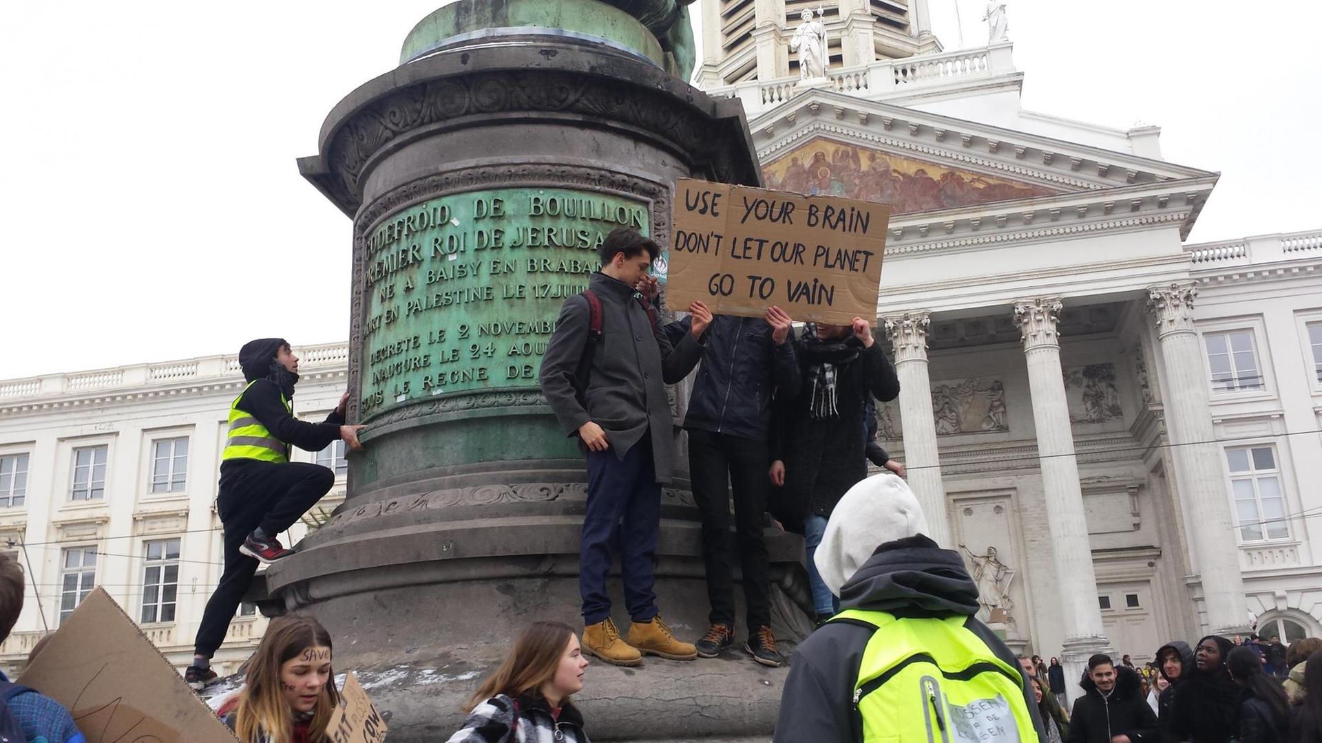 Schüler protestieren in Brüssel auf der Place Royale für mehr Klimaschutz