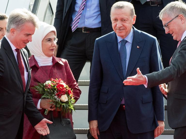 Recep Tayyip Erdogan (2.v.r), Präsident der Türkei, und seine Frau Emine Erdogan kommen auf dem militärischen Teil des Flughafen Tegel an und werden vom Chef des Protokolls, Konrad Arz von Straussenburg (l), und Stephan Steinlein (r), Chef des Bundespräsidialamts, begrüßt.