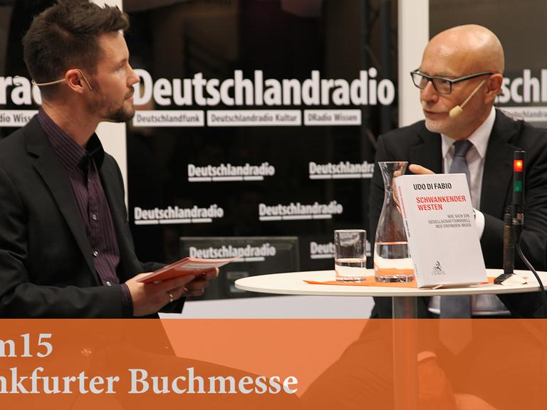 Moderator Christian Rabhansl im Gespräch mit dem früheren Verfassungsrichter Udo Di Fabio (von links).