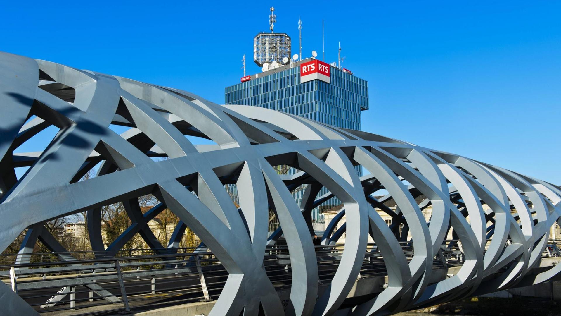 Hans-Wilsdorf-Brücke, dahinter Sitz des französischsprachigen Radio- und Fernsehsenders Radio Television Suisse, RTS, Genf, Schweiz