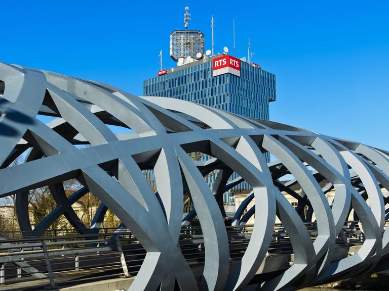 Hans-Wilsdorf-Brücke, dahinter Sitz des französischsprachigen Radio- und Fernsehsenders Radio Television Suisse, RTS, Genf, Schweiz