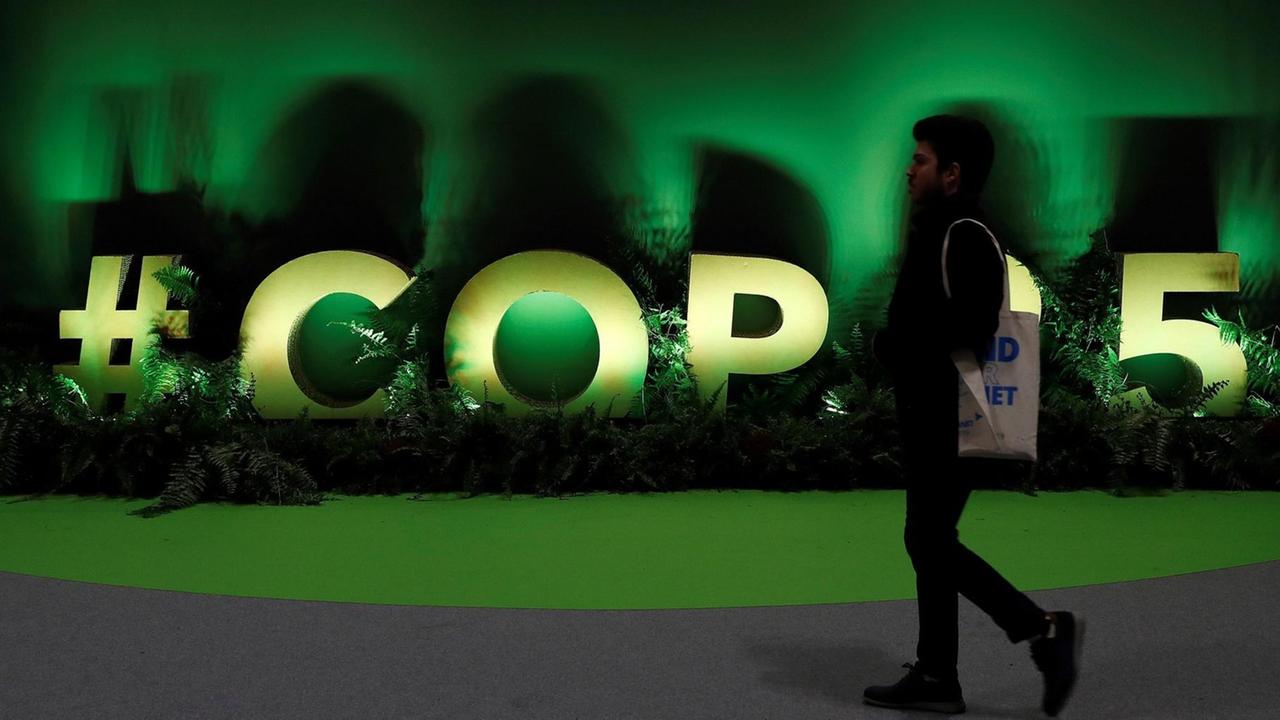 Ein Besucher auf der Klimakonferenz 2019 in Madrid.