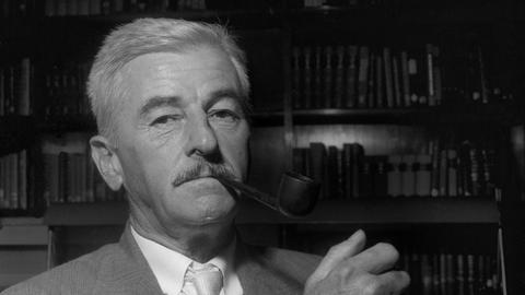 Ein Porträt des amerikanischen Schriftstellers und Literaturnobelpreisträgers (1949) William Faulkner (1897-1962).