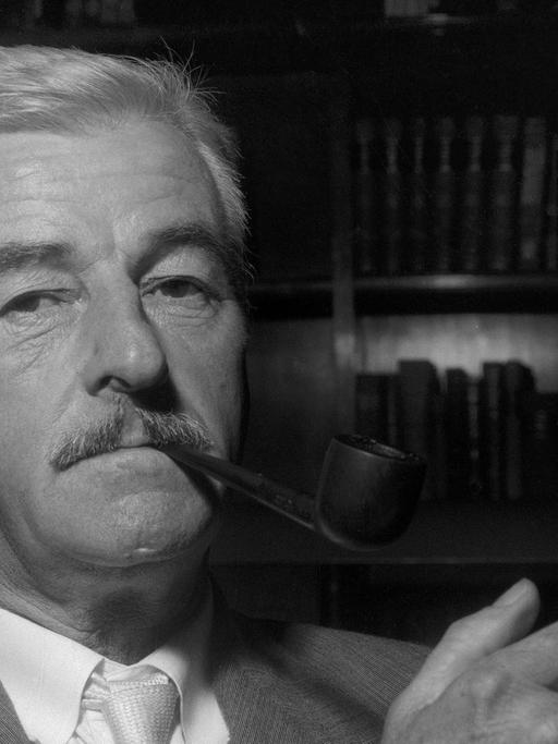 Ein Porträt des amerikanischen Schriftstellers und Literaturnobelpreisträgers (1949) William Faulkner (1897-1962).