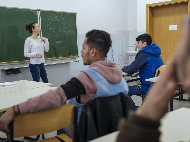 Ein kosovo-albanischer Freiwilliger unterrichtet in einer Jesuitenschule in Prizren im Süden des Kosovo Aschali und Roma-Studenten