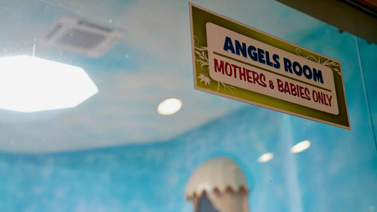 Ein Schild an einer Glastür in der Kirche vor Doha weist auf einen "Angels Room", einen Raum der Engel hin. Nur Frauen und ihren Kindern sei der Zutritt gestattet.