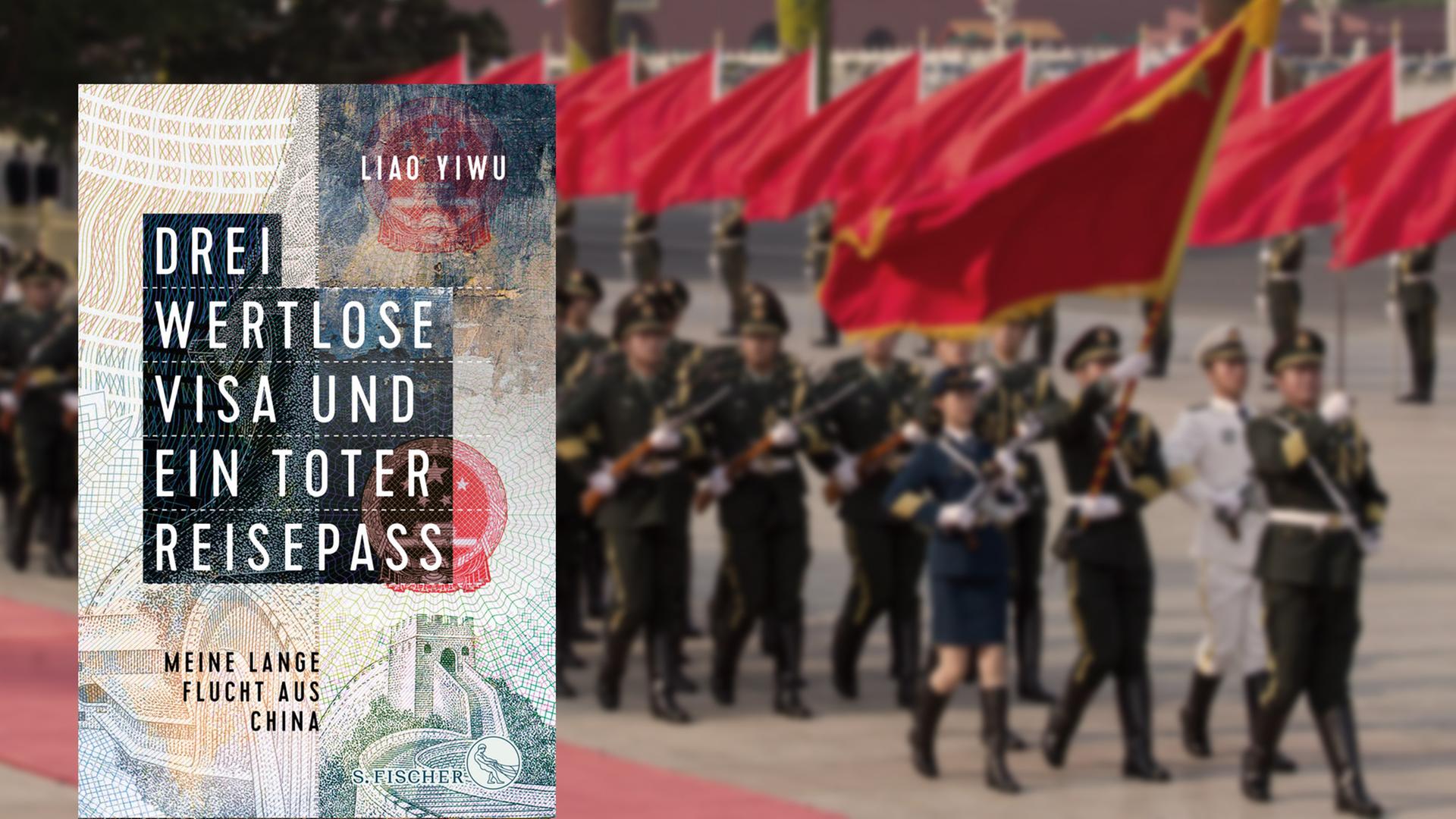Buchcover "Drei wertlose Visa und ein toter Reisepass" von Liao Yiwu, im Hintergrund eine militärische Zeremonie auf dem Tiananmen in Peking