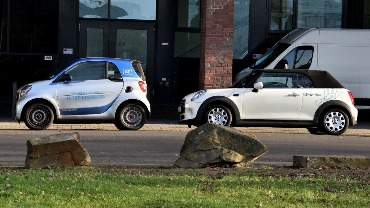 Fahrzeuge der Car Sharing Unternehmen Car2Go und DriveNow stehen auf einem Parkplatz in Köln.