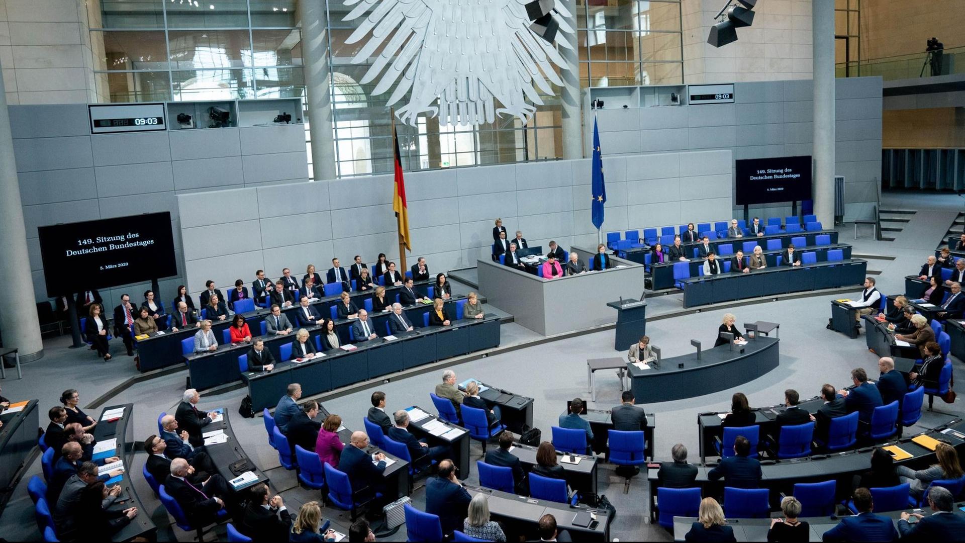 Der Bundestag hat über die rassistischen Morde von Hanau debattiert. Blick ins Plenum.