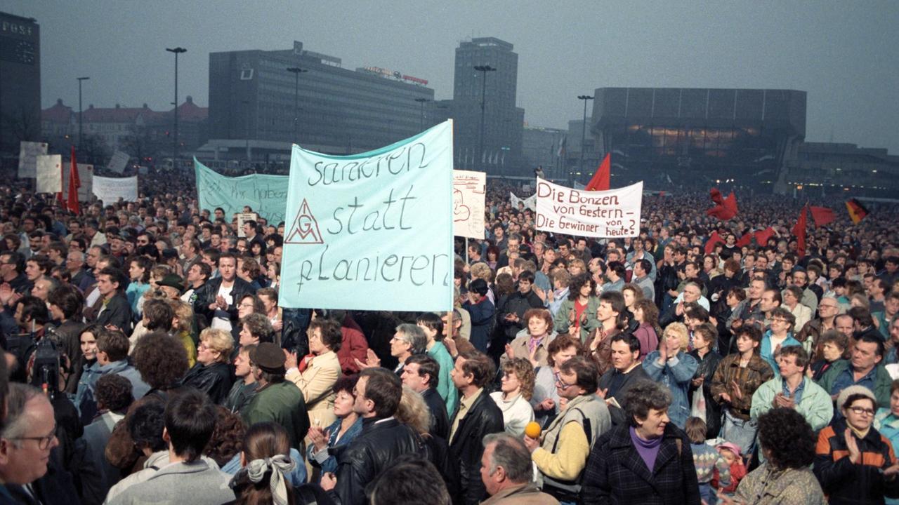 Viele Demonstranten auf der Straße unter dem Transparent "Sanieren statt Planieren".