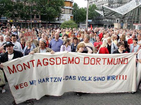 Etwa 1.000 Menschen protestieren am 16. August 2004 in Dortmund gegen das neue Arbeitslosengeld II