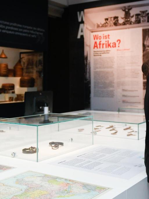 Inés de Castro, Direktorin des Linden-Museums in Stuttgart, steht in der Dauerausstellung "Wo ist Afrika".