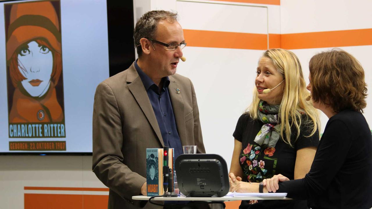 Frankfurter Buchmesse 2017: Volker Kutscher und die Illustratorin Kat Menschik im Gespräch über ihr gemeinsames Buch "Moabit". Es moderiert Andrea Gerk. 
