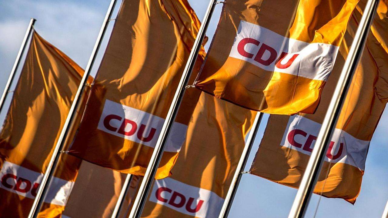 Vor dem Bundesparteitag: In Karlsruhe wehen CDU-Fahnen im Wind.