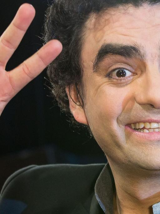Der französisch-mexikanische Opernsänger Rolando Villazón posiert am 21.02.2014 in Hamburg vor der Aufzeichnung der "NDR Talk Show