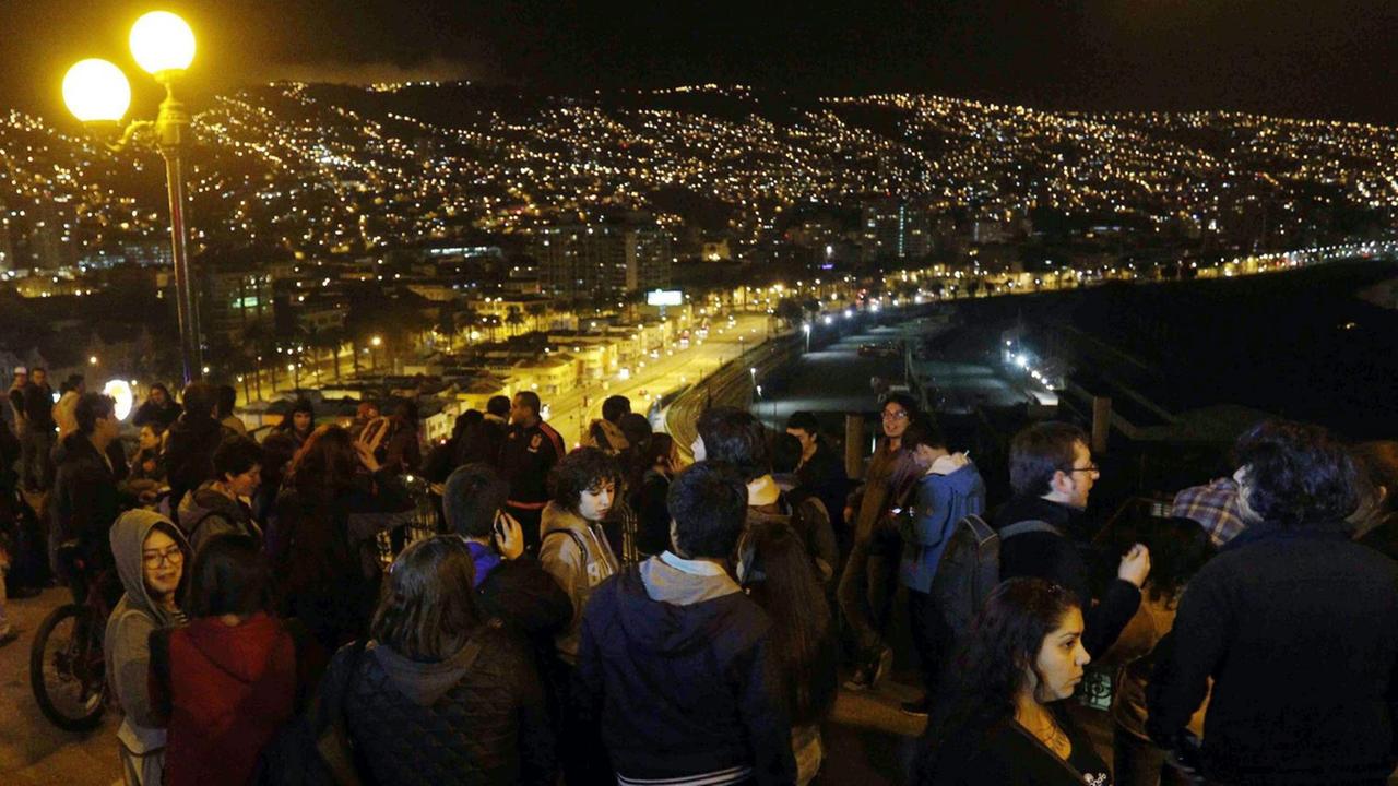 Menschen im chilenischen Valparais nach dem Erdbeben.