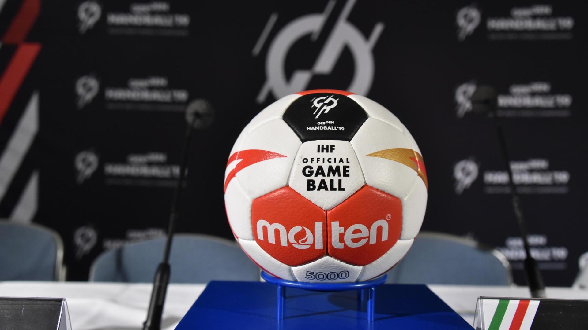 Mit diesem Ball wird bei der WM gespielt. Mit diesem Ball wird bei der WM gespielt.