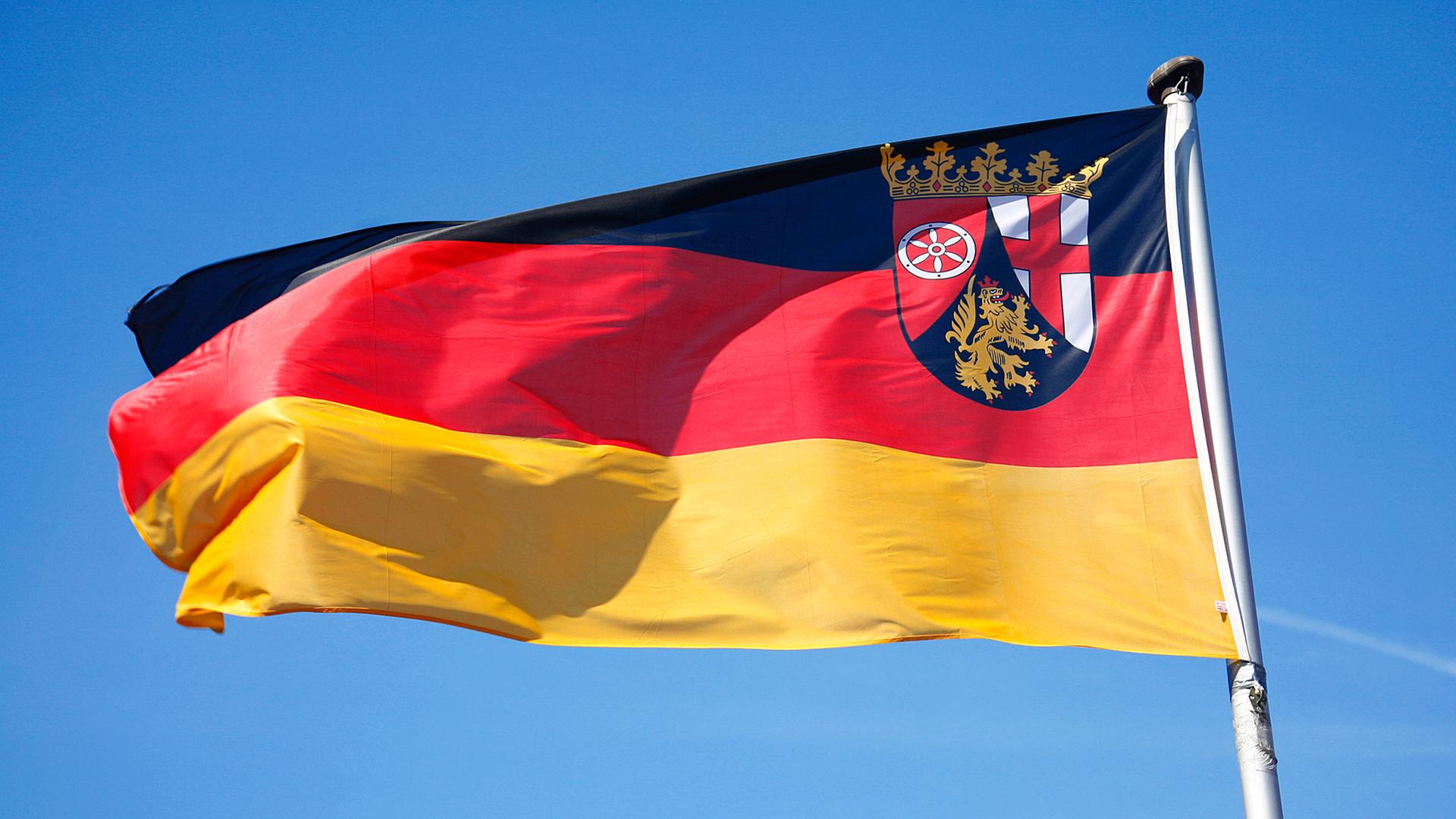 Eine Flagge mit dem Wappen von Flagge von Rheinland-Pfalz.