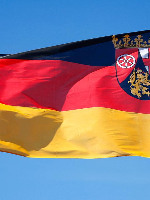 Eine Flagge mit dem Wappen von Flagge von Rheinland-Pfalz.