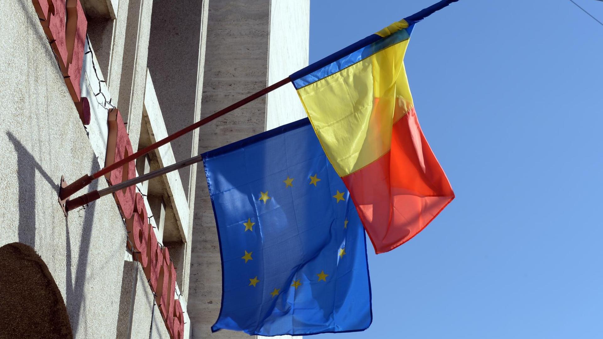 Die rumänische Flagge und die Europafahne