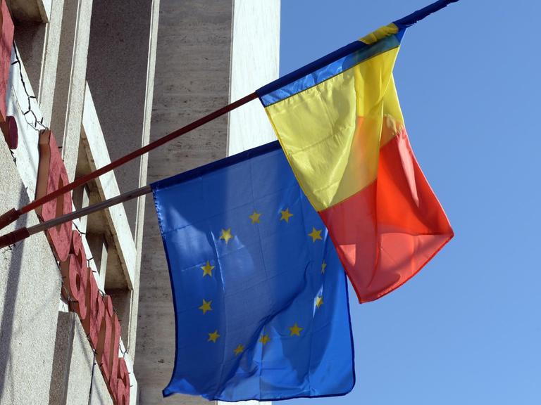 Die rumänische Flagge und die Europafahne