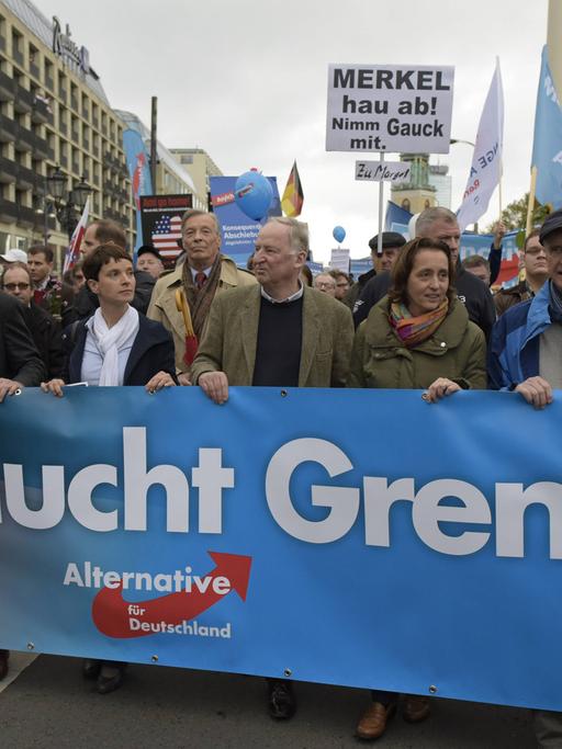 AfD-Politiker Frauke Petry, Alexander Gauland und Beatrix von Storch und andere bei einer Demonstration in Berlin